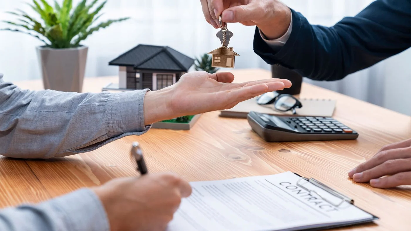 Rachat immobilier direct canton de Vaud – signature contrat et remise de clés entre acheteur et vendeur
